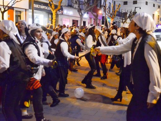 (Fotos) Maó toma las calles para reivindicar sus ganas de divertirse