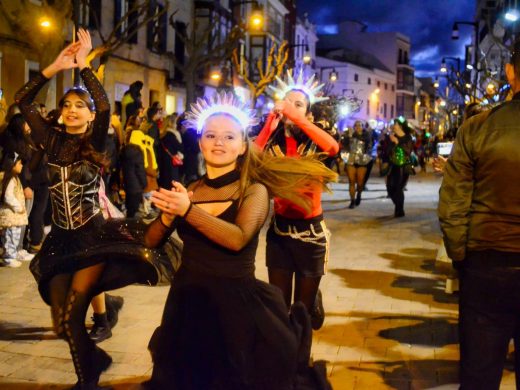 (Fotos) Maó toma las calles para reivindicar sus ganas de divertirse