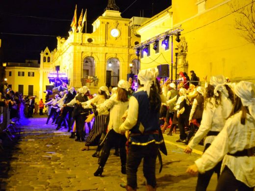 (Fotos) Maó toma las calles para reivindicar sus ganas de divertirse