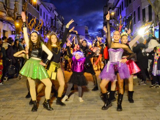 (Fotos) Maó toma las calles para reivindicar sus ganas de divertirse