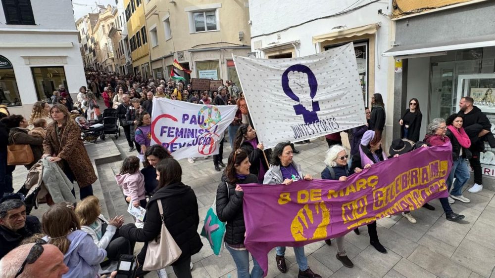 Cabecera de la manifestación en Maó (Foto: Tolo Mercadal)