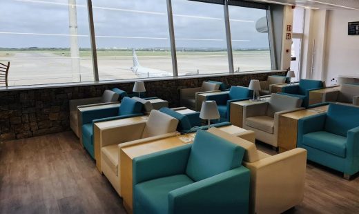 Imagen de la nueva sala VIP con vistas a la plataforma del Aeropuerto de Menorca.