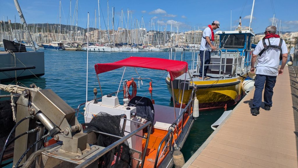 Menorca contará con cinco barcas para limpiar la costa entre mayo y septiembre.