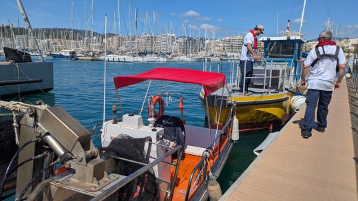 Menorca contará con cinco barcas para limpiar la costa entre mayo y septiembre.