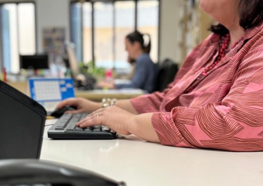El proceso de estabilización del personal ha dejado tres plazas vacantes en el departamento, que se ha reorganizado con el nombramiento de una coordinadora para mejorar su funcionamiento.