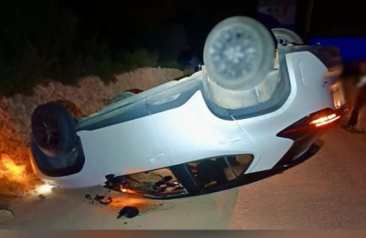 Pese a volcar el coche, salió ileso.