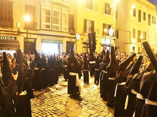 (Fotos y vídeos) Fervor religioso en Maó en la muerte de Cristo
