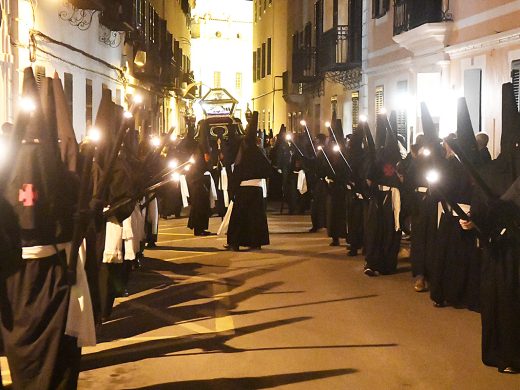 (Fotos y vídeos) Fervor religioso en Maó en la muerte de Cristo
