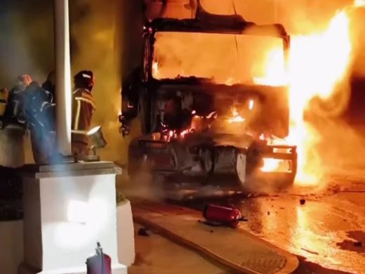 (Vídeos y fotos) Espectacular incendio en Cala en Blanes: un camión queda totalmente calcinado
