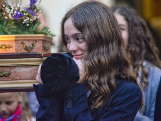 (Fotos) Devoción y participación intergeneracional en el Viacrucis de Es Castell