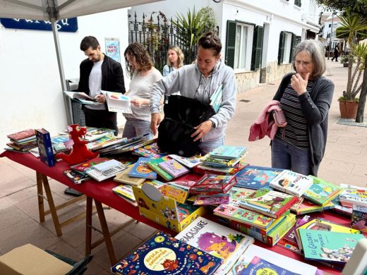 (Fotos) Los más pequeños disfrutan de Sant Jordi en Es Mercadal