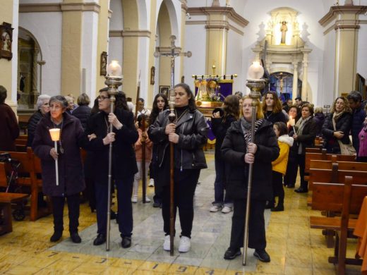 (Fotos) Devoción y participación intergeneracional en el Viacrucis de Es Castell