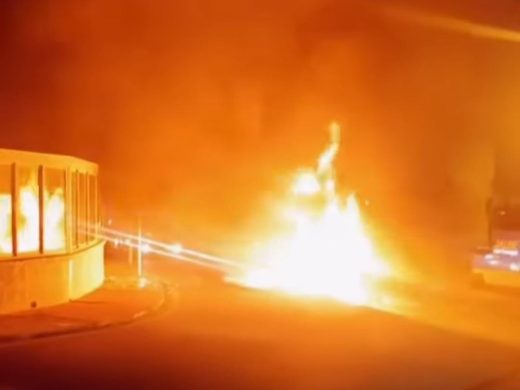 (Vídeos y fotos) Espectacular incendio en Cala en Blanes: un camión queda totalmente calcinado