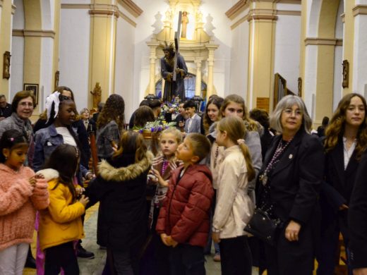 (Fotos) Devoción y participación intergeneracional en el Viacrucis de Es Castell