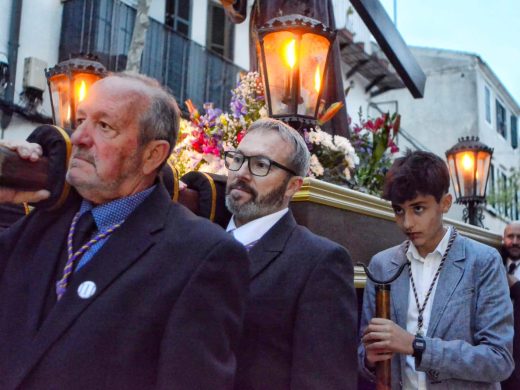 (Fotos) Devoción y participación intergeneracional en el Viacrucis de Es Castell