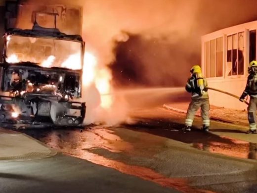 (Vídeos y fotos) Espectacular incendio en Cala en Blanes: un camión queda totalmente calcinado