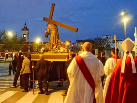 (Fotos) Devoción y participación intergeneracional en el Viacrucis de Es Castell