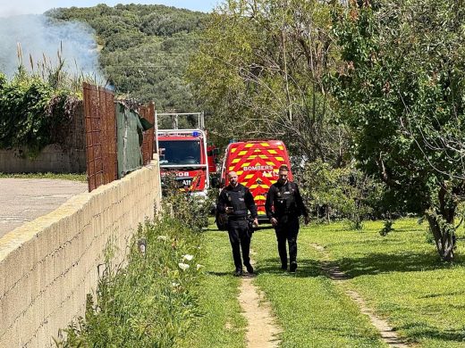(Fotos) Un incendio causa la muerte de más de veinte gallinas en la zona de los Vergers de Sant Joan