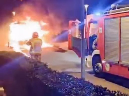 (Vídeos y fotos) Espectacular incendio en Cala en Blanes: un camión queda totalmente calcinado