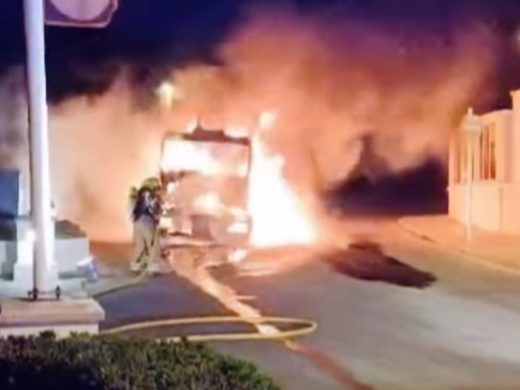 (Vídeos y fotos) Espectacular incendio en Cala en Blanes: un camión queda totalmente calcinado
