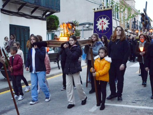 (Fotos) Devoción y participación intergeneracional en el Viacrucis de Es Castell