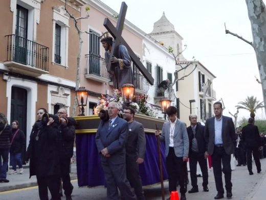 (Fotos) Devoción y participación intergeneracional en el Viacrucis de Es Castell