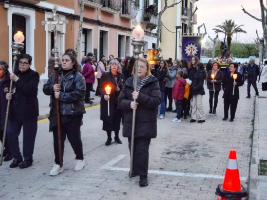 (Fotos) Devoción y participación intergeneracional en el Viacrucis de Es Castell