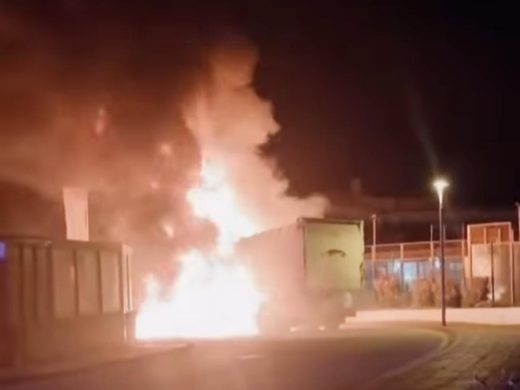 (Vídeos y fotos) Espectacular incendio en Cala en Blanes: un camión queda totalmente calcinado