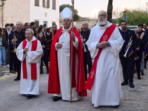 (Fotos) Devoción y participación intergeneracional en el Viacrucis de Es Castell