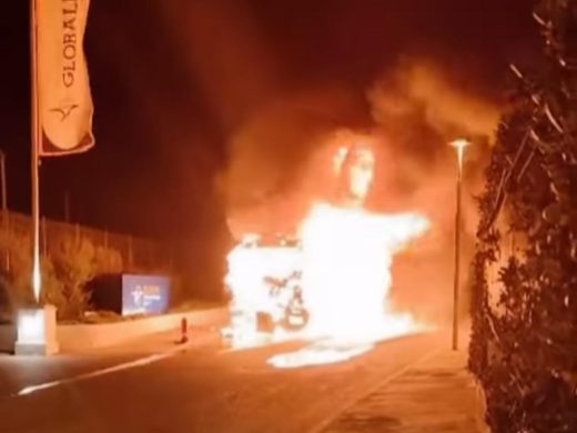 (Vídeos y fotos) Espectacular incendio en Cala en Blanes: un camión queda totalmente calcinado