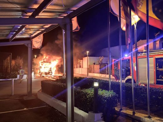 (Vídeos y fotos) Espectacular incendio en Cala en Blanes: un camión queda totalmente calcinado