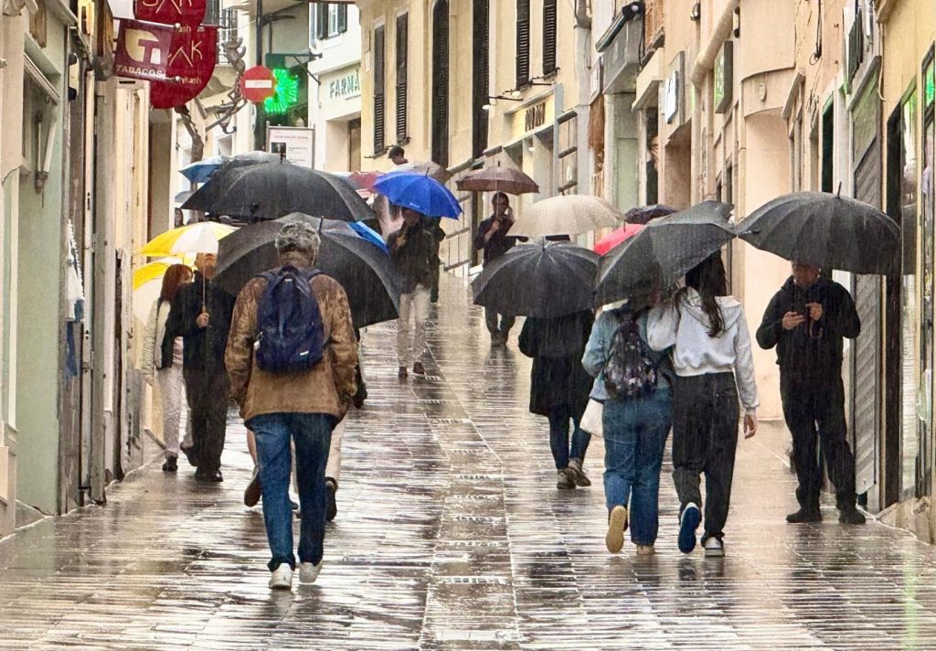 Gente con paraguas en el centro de Maó (Foto: Tolo Mercadal)