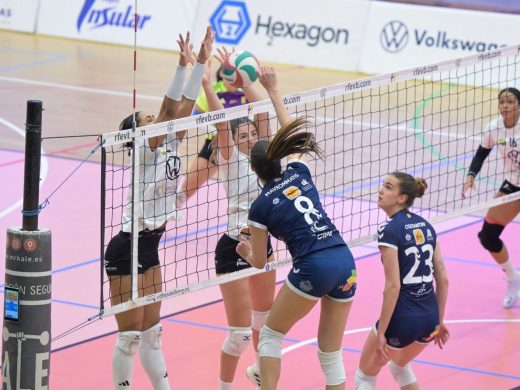 (Fotos) Los errores condenan al Avarca en el primer partido de la final