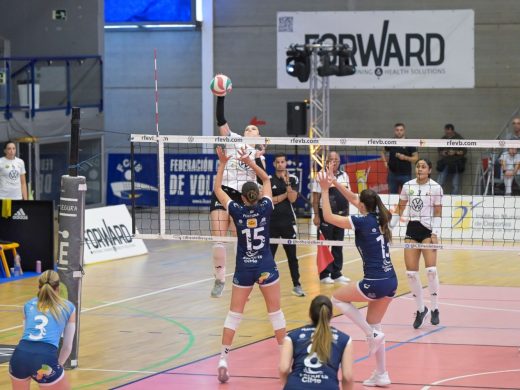 (Fotos) Los errores condenan al Avarca en el primer partido de la final