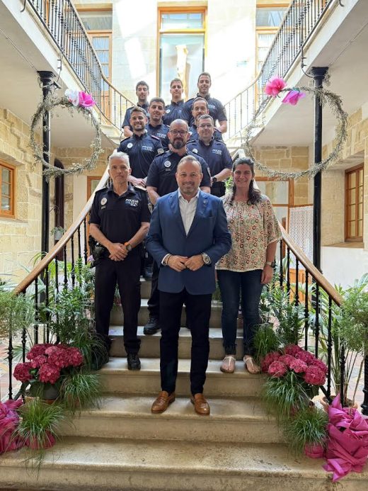 Los nuevos policías junto al alcalde.