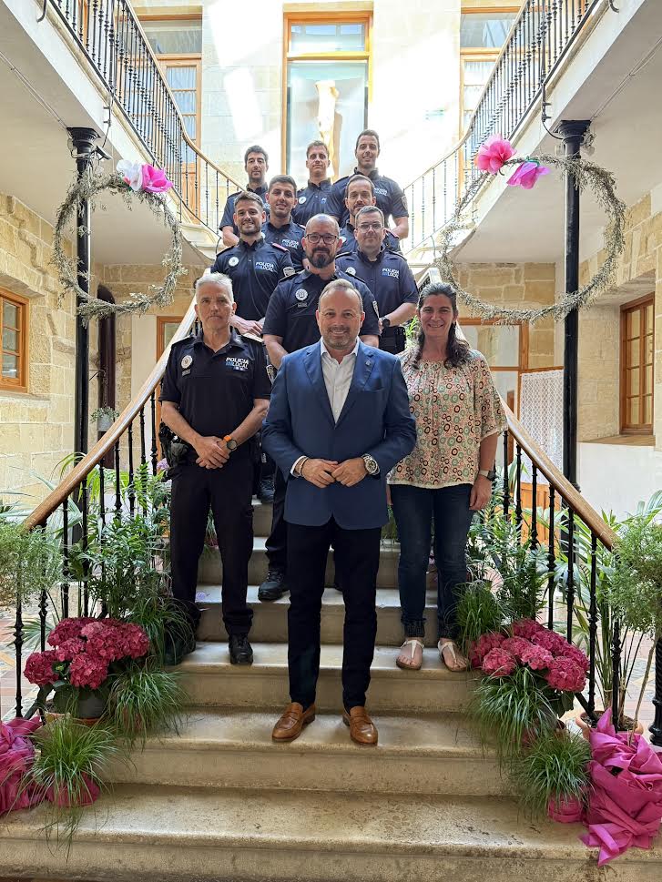 Los nuevos policías junto al alcalde.