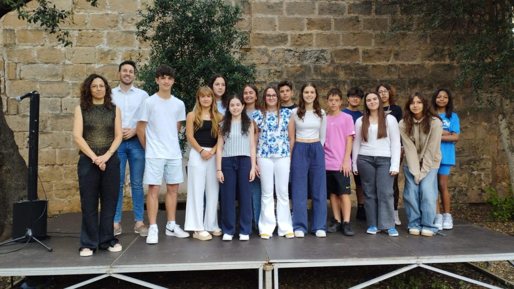 Las obras galardonadas, juntamente con las que han recibido mención del jurado, serán publicadas en una recopilación.