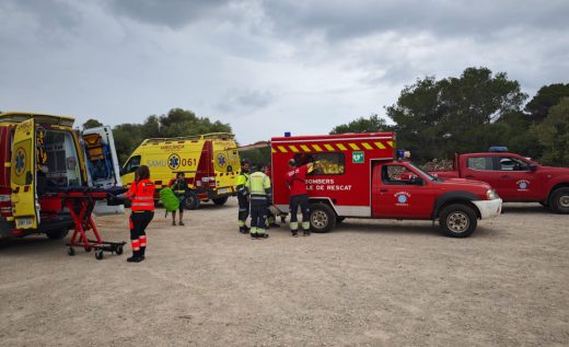 Sanitarios del 061 y bomberos de Ciutadella, en el lugar del suceso.
