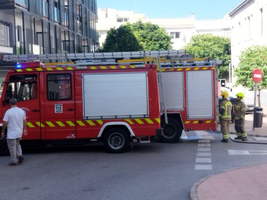 (Fotos) Alarma tras el incendio de dos contenedores en el centro de Maó