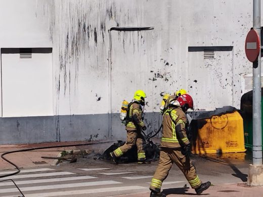(Fotos) Alarma tras el incendio de dos contenedores en el centro de Maó