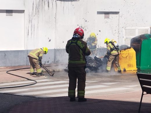 (Fotos) Alarma tras el incendio de dos contenedores en el centro de Maó
