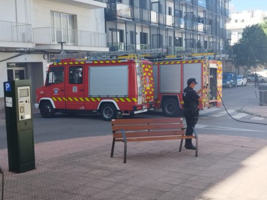 (Fotos) Alarma tras el incendio de dos contenedores en el centro de Maó
