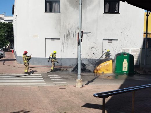(Fotos) Alarma tras el incendio de dos contenedores en el centro de Maó