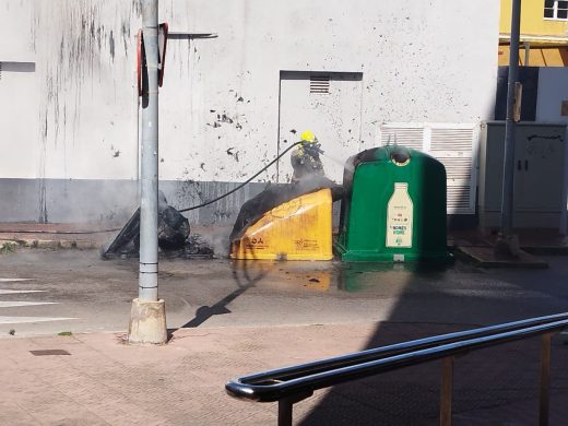 (Fotos) Alarma tras el incendio de dos contenedores en el centro de Maó