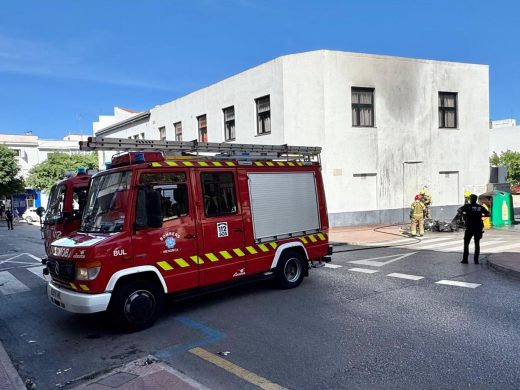 (Fotos) Alarma tras el incendio de dos contenedores en el centro de Maó