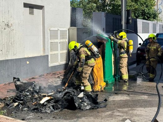 (Fotos) Alarma tras el incendio de dos contenedores en el centro de Maó