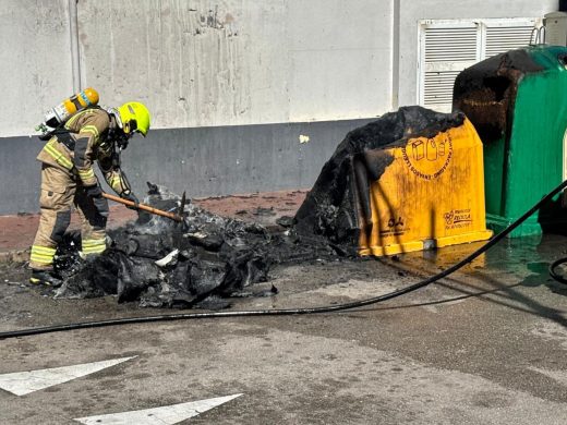 (Fotos) Alarma tras el incendio de dos contenedores en el centro de Maó