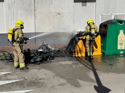 (Fotos) Alarma tras el incendio de dos contenedores en el centro de Maó