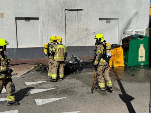 (Fotos) Alarma tras el incendio de dos contenedores en el centro de Maó