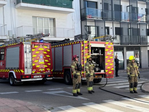 (Fotos) Alarma tras el incendio de dos contenedores en el centro de Maó